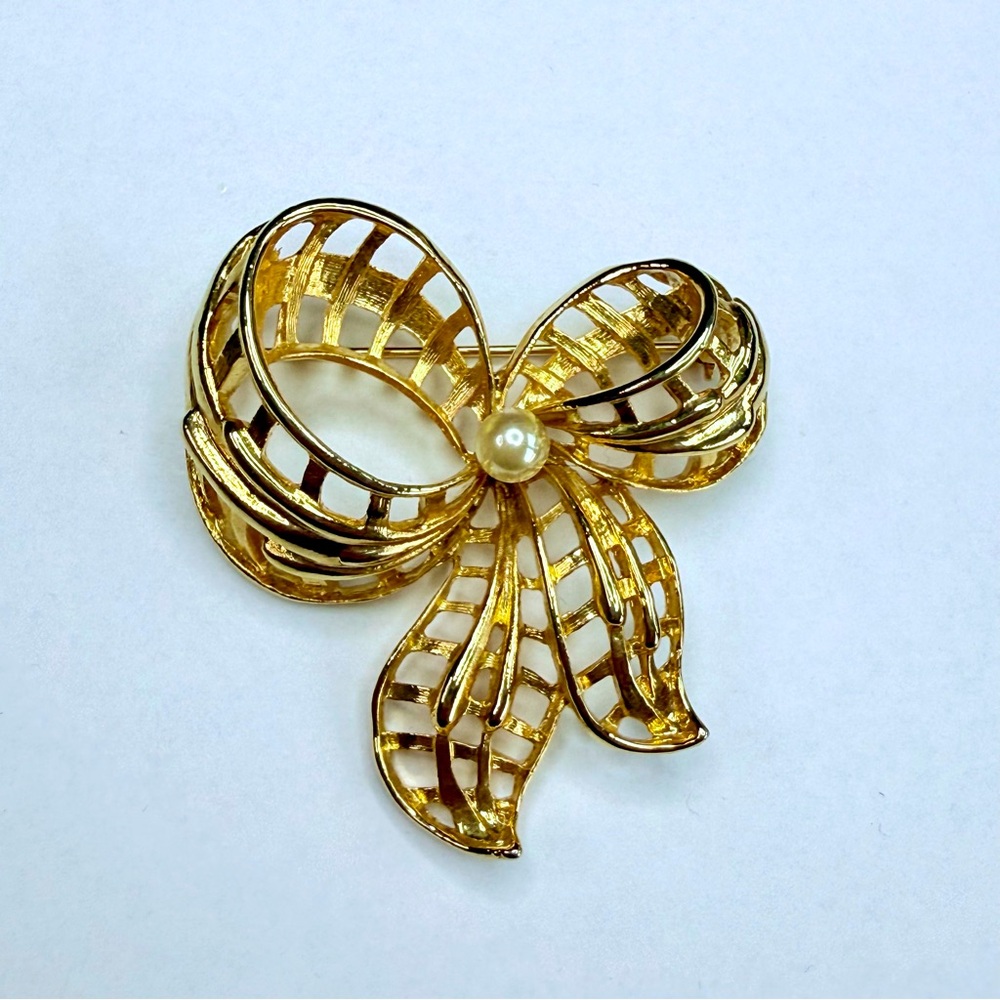 Vintage Gold Tone 3D Bow/Ribbon With Faux Pearl Brooch/Pin 2” EUC